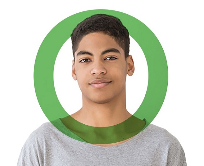 Adolescente afroamericano mirando a cámara con un halo verde
