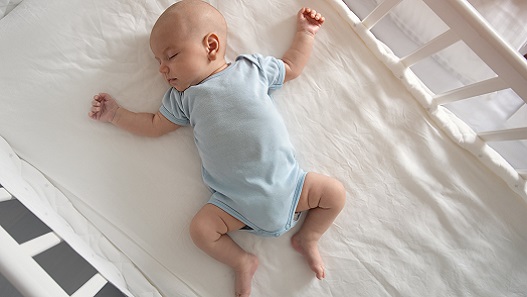 Estados Unidos prohíbe los protectores de cuna y las mecedoras para dormir para bebés